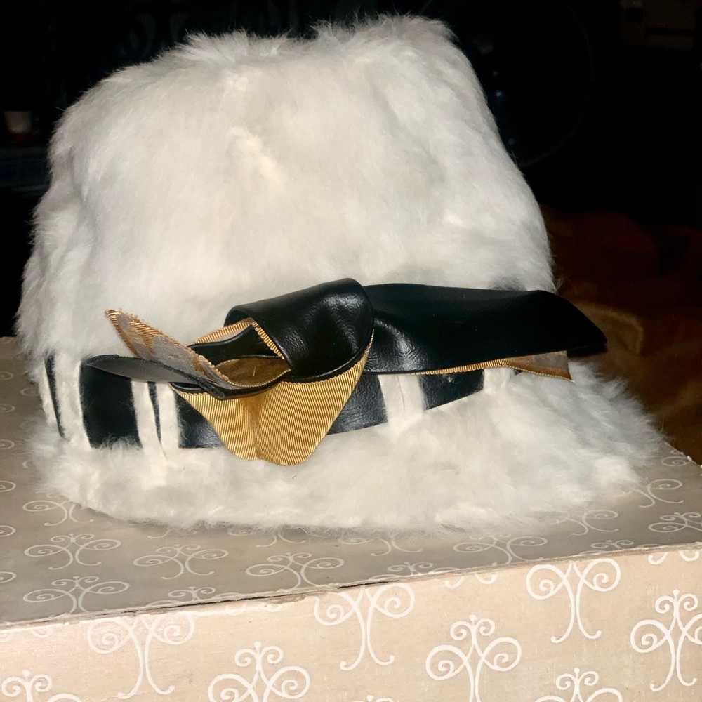 Vintage- Super Rare!! Yves Saint Laurent Fur Hat (with tags!!) - Picture 1 of 6